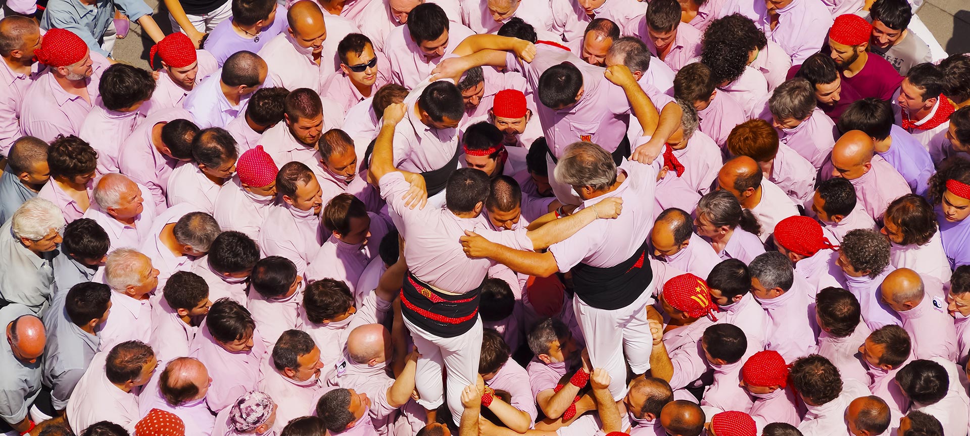 テラサで人間の塔を作っている人たち。バルセロナ