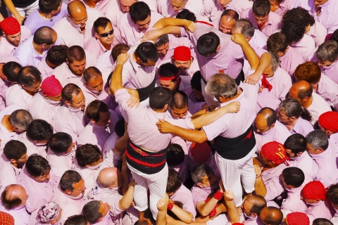 Castellers formando un castell en Terrasa. Barcelona