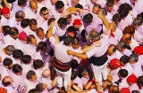 Castellers formando un castell en Terrasa. Barcelona