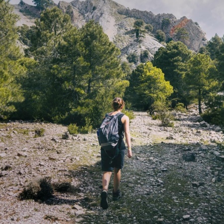 Une personne faisant de la randonnée en Catalogne