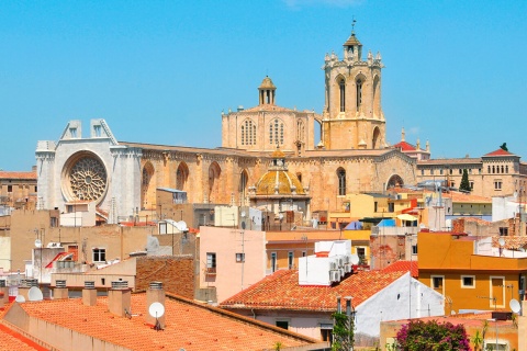 Die Kathedrale von Tarragona von den Dächern der Stadt aus gesehen