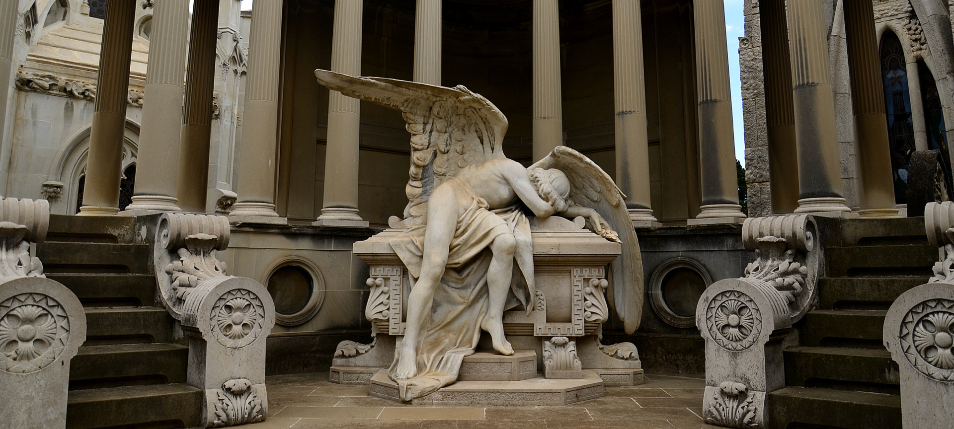 Une sculpture funéraire dans le cimetière de Poblenou à Barcelone, Catalogne Une sculpture funéraire dans le cimetière de Poblenou à Barcelone, Catalogne