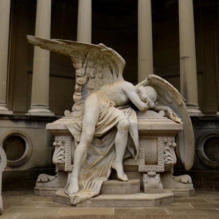 Escultura funeraria en el cementerio de Poblenou en Barcelona, Cataluña