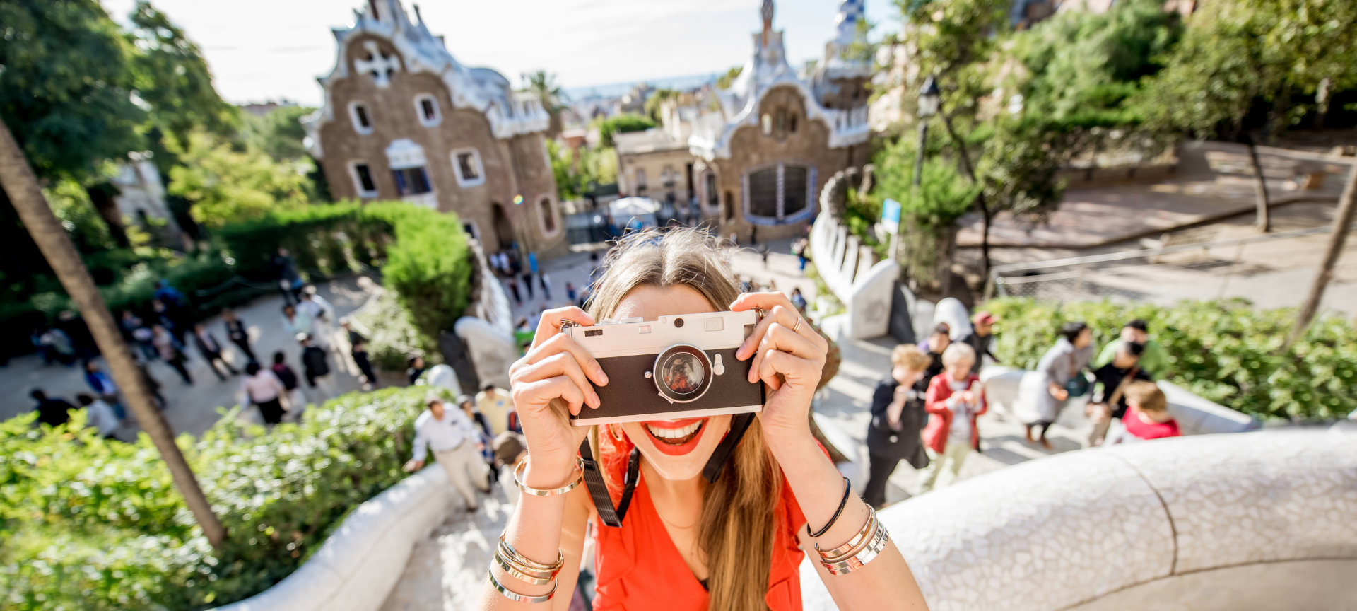 Ragazza sorridente che scatta una foto al Park Güell, Barcellona Ragazza sorridente che scatta una foto al Park Güell, Barcellona