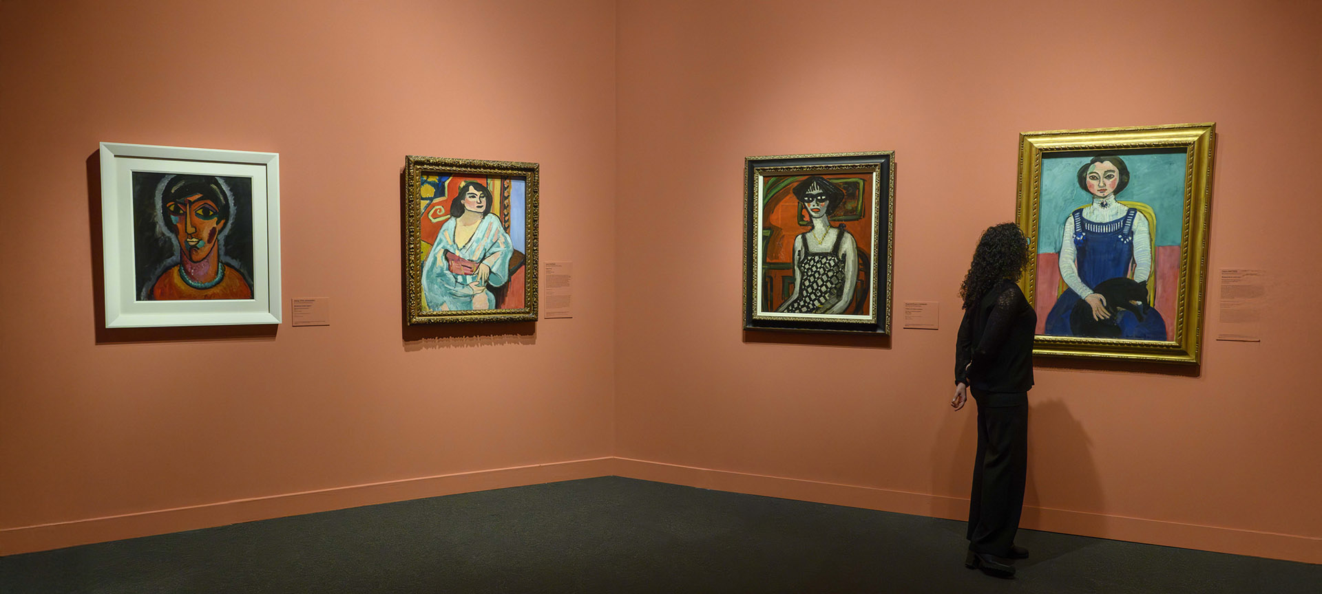 Frau bewundert das Werk »Marguerite au chat noir«, CaixaForum Barcelona