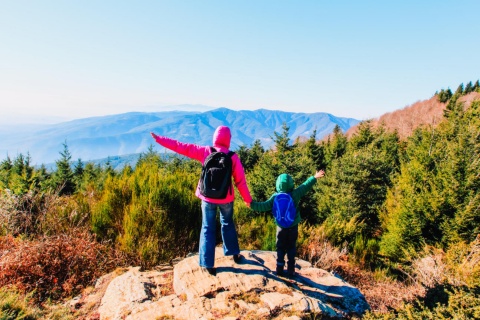 Mutter und Sohn im Naturpark Montseny, Katalonien.