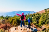 Una mamma con il figlio nel parco naturale del Montseny, Catalogna.