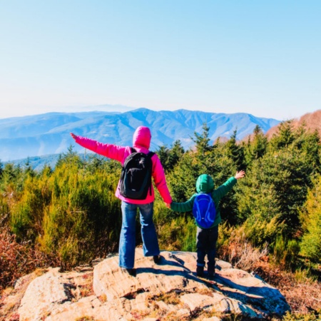 Mutter und Sohn im Naturpark Montseny, Katalonien.