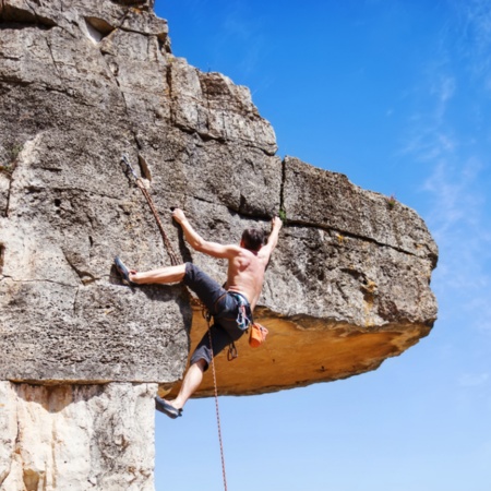 Arrampicata nella zona di Siurana a Tarragona, Catalogna