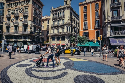 Ludzie przechodzący obok mozaiki Miró na Las Ramblas. Barcelona