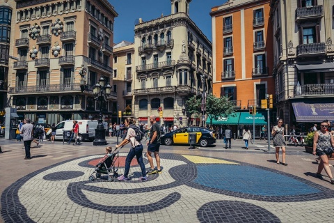 Spaziergänger neben Mirós Mosaik auf Las Ramblas. Barcelona