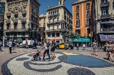 ランブラス通りのミロのモザイク床に沿って歩く人々バルセロナ