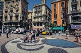 Ludzie przechodzący obok mozaiki Miró na Las Ramblas. Barcelona