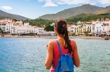 Turista che osserva il paese di Cadaqués a Girona, Catalogna