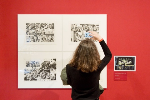 Turista visitando una exposición en el MNAC en Barcelona, Cataluña