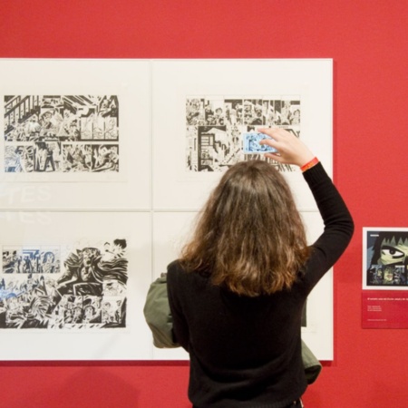 Turista visitando una exposición en el MNAC en Barcelona, Cataluña