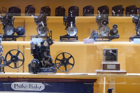 Vitrina con material antiguo en el Museo del Cine de Girona