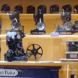 ジローナの映画博物館にある、昔の道具を収めた展示ケース