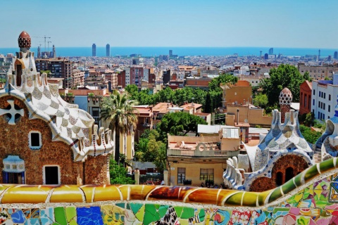 Вид из парка Гуэль в Барселоне (Каталония).