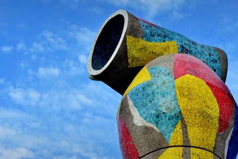 Detailansicht der Skulptur „Frau und Vogel“ im Joan-Miró-Park
