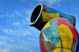 Деталь скульптуры «Женщина и птица» в парке Жоана Миро.