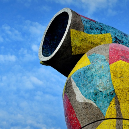 Detalhe da escultura ‘Mulher e pássaro’ no Parque Joan Miró