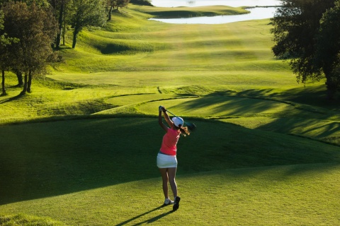 Dołek nr 13 na polu golfowym Stadium Course PGA Catalunya, Katalonia