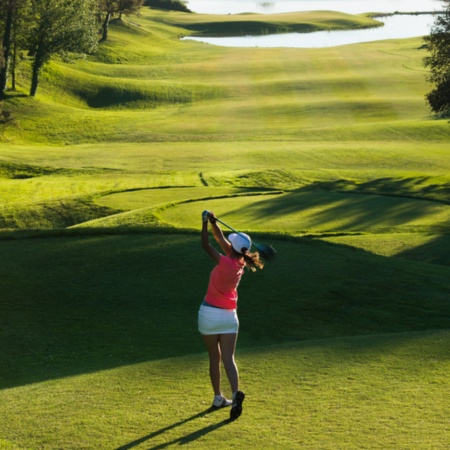 Dołek nr 13 na polu golfowym Stadium Course PGA Catalunya, Katalonia