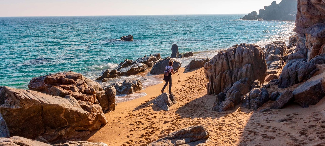 Excursionista en Platja d´Aro. Costa Brava, Girona