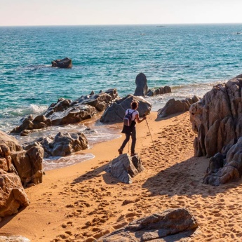 Excursionista en Platja d´Aro. Costa Brava, Girona