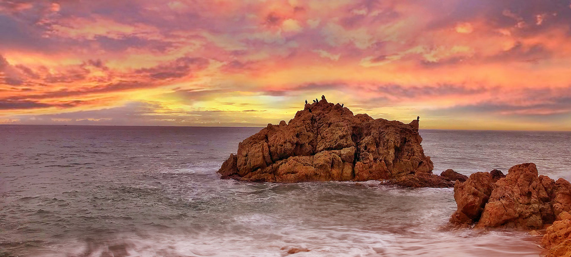 Roca Grossa na plaży Las Rocas w Calelli