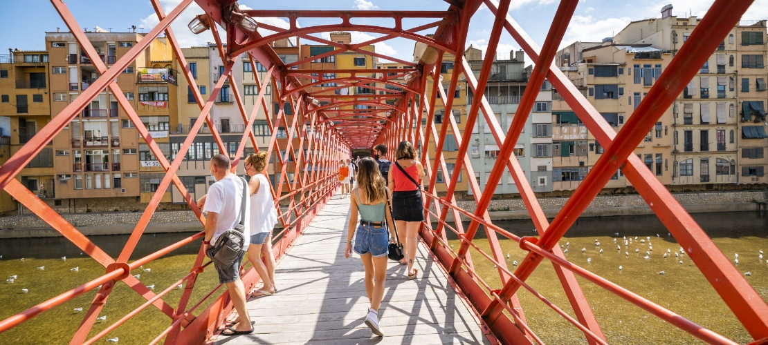 Turistas en el Pont de les Peixateries Velles en Girona, Cataluña