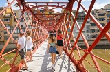 Turistas en el Pont de les Peixateries Velles en Girona, Cataluña