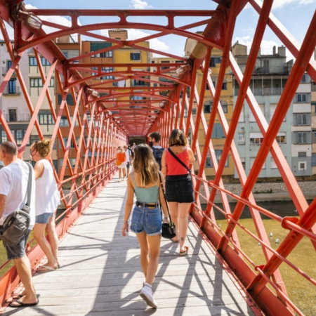 Turistas en el Pont de les Peixateries Velles en Girona, Cataluña