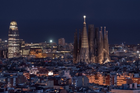 Sagrada Familia i Torre Glòries nocą, Barcelona, Katalonia