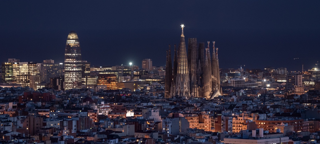 Sagrada Familia und Torre Glòries bei Nacht, Barcelona, Katalonien