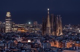 Sagrada Familia und Torre Glòries bei Nacht, Barcelona, Katalonien