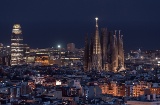 Vista noturna da Sagrada Família e da Torre Glòries, em Barcelona, Catalunha