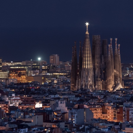 Вид ночью на базилику Святого Семейства и башню Глориес в Барселоне, Каталония