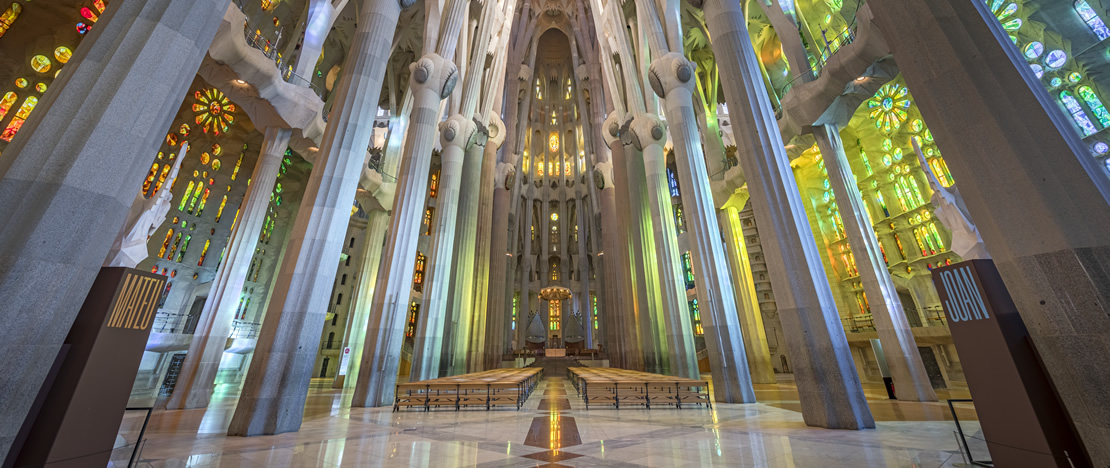 カタルーニャ州バルセロナのサグラダ・ファミリアの内部身廊