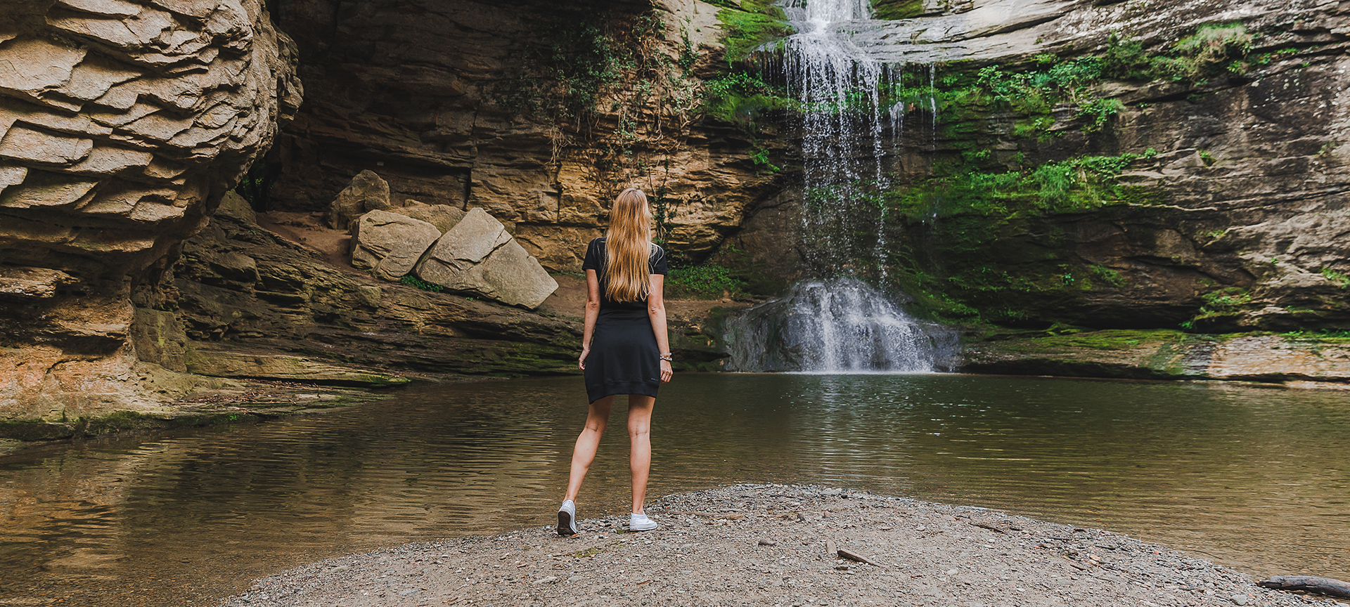 Un turista contempla una cascata a Rupit, Barcellona