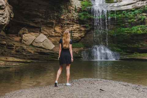 Touristen beobachten einen Wasserfall in Rupit, Barcelona