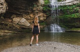 Touristen beobachten einen Wasserfall in Rupit, Barcelona