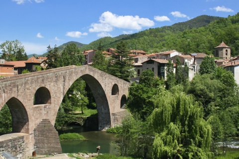 Вид на Сант-Жоан-де-Лес-Абадессес в провинции Жирона (Каталония).