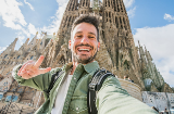 Turista che si scatta un selfie alla Sagrada Familia di Barcellona, Catalogna