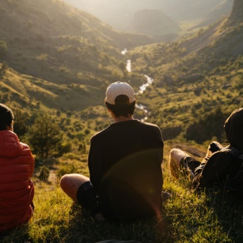 Escursionisti che ammirano il paesaggio sui Pirenei catalani