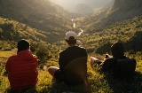 Wanderer betrachten die Landschaft in den katalanischen Pyrenäen