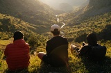 Praticantes de trekking contemplando a paisagem nos Pirineus catalães