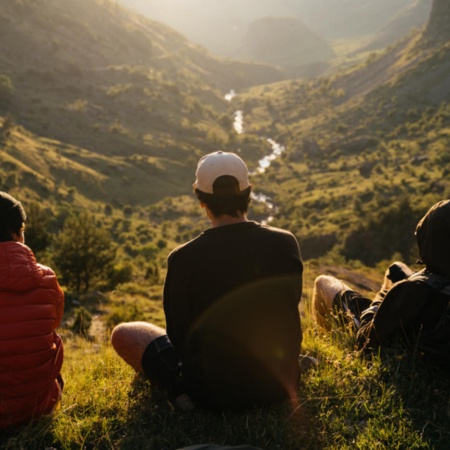 Des randonneurs en train de contempler le paysage dans les Pyrénées catalanes