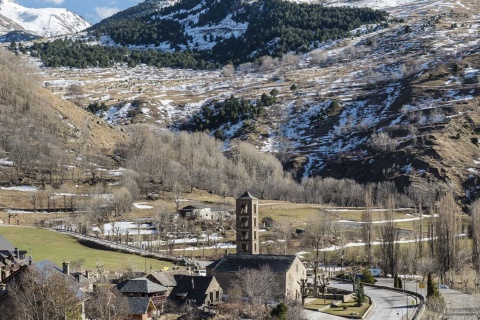 Panoramablick über die romanische Kirche Sant Climent im Zentrum von Taüll (Lleida, Katalonien)
